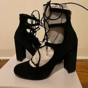Black lace up pump